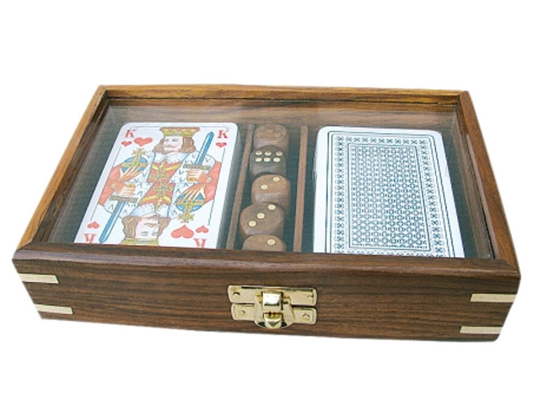 Hracie karty a kocky v dreveno-sklenenom obale