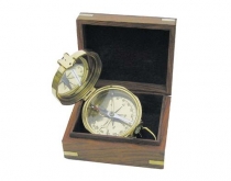 Kompas s klinometrom v drevenej krabičke