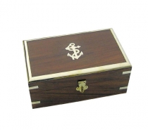 Drevená krabička s mosadznými prvkami 18 x 11 x 7,5 cm
