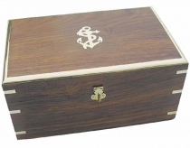Drevená krabička s mosadznými prvkami