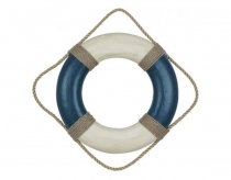 Decorating a lifebelt cream/blue