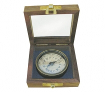 Kompas so slnečnými hodinami v krabičke