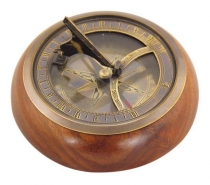 Sluneční hodiny s kompasem ve dřevě