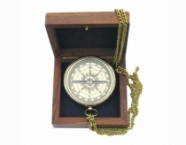 Kompas s retiazkou v drevenej krabičke
