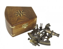 Mosadzný sextant v drevenej krabičke