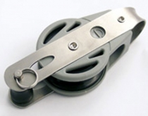 Medium pulley with yoke and double suspension with safety catch