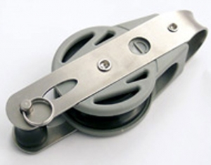 Medium pulley with yoke and double suspension with safety catch